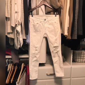 So cute white ripped ankle American eagle jeans 🖤